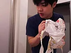 Japon güzeli Sakura Minami erotik vücudunu buharlı oral için serbest bırakıyor