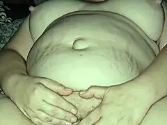 Denne MILF leger med sin bløde fitte og sprøjter for mig