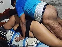 meia irm� vai na festa, descansa e acaba sendo fudida pelo meio irm�o, levando gozada na boca