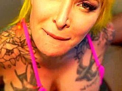 Dolgun dövmeli MILF, Asyalı yarağı her deliğine alıyor.