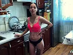 אמא חורגת עוזרת לבן חורג בטרנד הוק טואה מפליצה על הזין