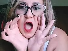 Podívejte se na spodní prádlo zralé milf s velkými přirozenými prsy a kundičkovými pysky