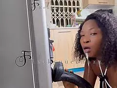 מילף מצלמת חזקת דילדו ענק 14 אינץ' על המקרר במטבח