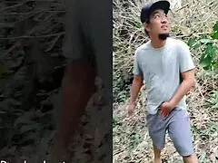 Zrela cougar sa obešenim sisama pleše gola od pojasa gore pred kamerom