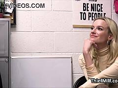 Knullar den där cougaren med olja och dildo på jobbet