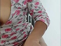 Aku suka nonton milf ini joget pamer pantat cantik dan puting besar