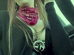 Hei, italialainen milf Artemisia Love polttaa ja vilauttaa isoja nännejä ajaessaan Miamissa!