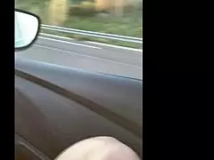 Milfka sa svieti a drie v aute na diaľnici verejne