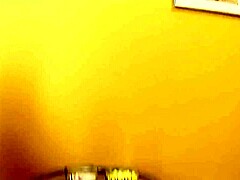 Ach bože, brunetka MILF máma se nechala vyjet doktorem, její oholenou kundičku prstoval!