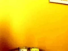 Ach bože, brunetka MILF máma se nechala vyjet doktorem, její oholenou kundičku prstoval!