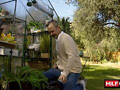 性感大奶金发熟女Jenna Starr在花园被Diego Perez的大鸡巴猛干！