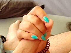 Nagy seggű latin bomba rázza a seggét fehérneműben a csintalan reggeli csábításhoz.