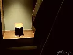 Üvey anne meraklı üvey oğluna günlük işlerde yardım ediyor