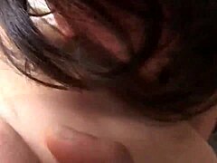 Amatore italiano riceve sborra casalinga in bocca con azione eccitante delle tette naturali