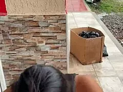 Puta colombiana chupa una polla en la calle y es pillada por su vecina