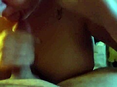 Debela milfka prstana v psu, sesanje, kum na prsi