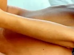 מילף קטנה אמבר סים מתפשטת לפעולה סולו עם ציצים טבעיים גדולים! וואו!