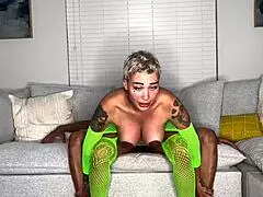 těhotná coura zase touží po tom obrovském čurákovi