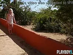 Jeg elsker den lille 18+ Katie Jeans udendørs striptease, hun er så varm!