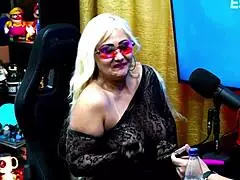 MILF de tetas grandes lambe a buceta da vizinha lésbica pequena 18+