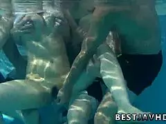 鈴菜小宮、最悪のアジアンがプールサイドでフェラチオ、ワイルドなグループ！ 🛁