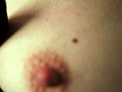 Esta MILF gostosa de meia arrastão acabou de provocar todos com seu charme peludo.