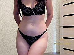 Ich bin fasziniert von Angela-Milf’s riesigem Arsch beim Tanzen und langsamen sexy Strip.