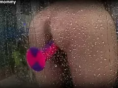 나는 남편 친구들 앞에서 자위하는 아내야.