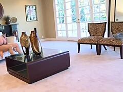 Angelica Saige len cucá jeho prsty, zatiaľ čo on kopá do jej oholenej piče