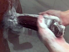 큰 라티나 의붓여동생이 집에서 오빠의 거대한 BBC 가지고 장난쳐