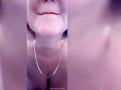 Sarışın olgun kadın iç çamaşırında büyük amını ve doğal memelerini mastürbasyon yapıyor.