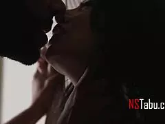 Ουάου, δες αυτή την καμπυλωτή MILF να δείχνει στην μικρή πώς είναι το πραγματικό φιλί!