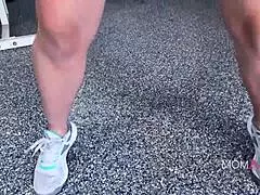 התחת של הגימנסטית האולימפית ג'סי רוג'רס מתמתח בעוצמה על ידי דוני רוק