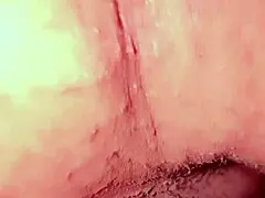 Ližem joj vlažnu pičku da nezadovoljna mačeha svrši