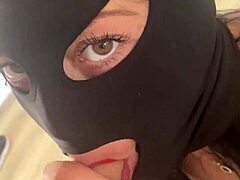 작은 18+ 가슴 금발 의붓딸이 의붓엄마 남친 속여 큰 자지로 구부려 박아