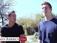 Ariella Ferrera bierze dwa kutasy w lizaniu cipki i analu