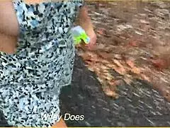 Ženina velika sisa sideboob izazov u javnom trčanju napolju