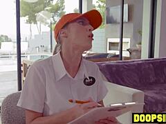 两个偷偷摸摸的技术员被丰满熟女支配惩罚