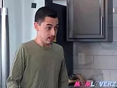 Bu hizmetçi milf yarrak deli gibi istedi sert sikildi, oğlu değil adam her şeyi izledi.