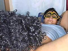 أليشا بهابي الديزي تستمتع بلحظة مص كسها الحسية