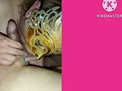 תראו אמא חמדנית בולעת את הזין הזה!