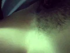 Londas store røv får hende til at stønne vildt i sengen