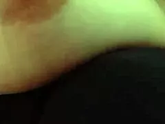 Hun vil ha brystvorten sugd under flashing