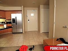 Hot milf Alura Jenson viser store kurvede patter i nærbillede