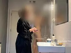 إذن، أمسكت زوجي يضرب على زوجة أبي في الحمام. انضممت إلى متعة التجسس العائلية!