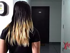 Vecino caliente mete verga a culona venezolana