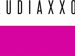 Keponakan Perawan Malu 18 Tahun Kaget Dikejutkan Paman Mesum Saat Santai dengan Memek Botak Basah