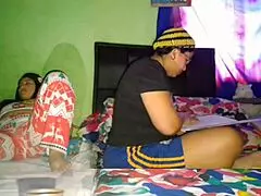 Me masturbo mi gran coño mientras mi hermanastra hace tareas universitarias.