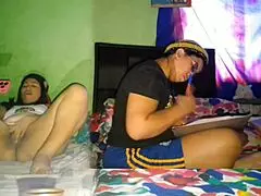 Me masturbo mi gran coño mientras mi hermanastra hace tareas universitarias.