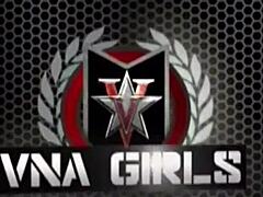 كريستيان كلاي يحفر كس سارا جاي الناضج بجانب الجاكوزي